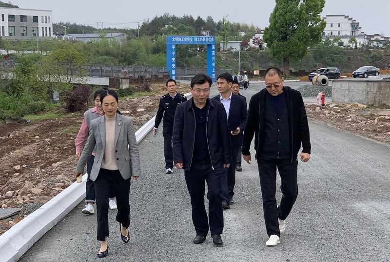 休寧縣委常委、政法委書(shū)記胡國(guó)光一行赴世界徽商論壇永久會(huì)址項(xiàng)目調(diào)研指導(dǎo)